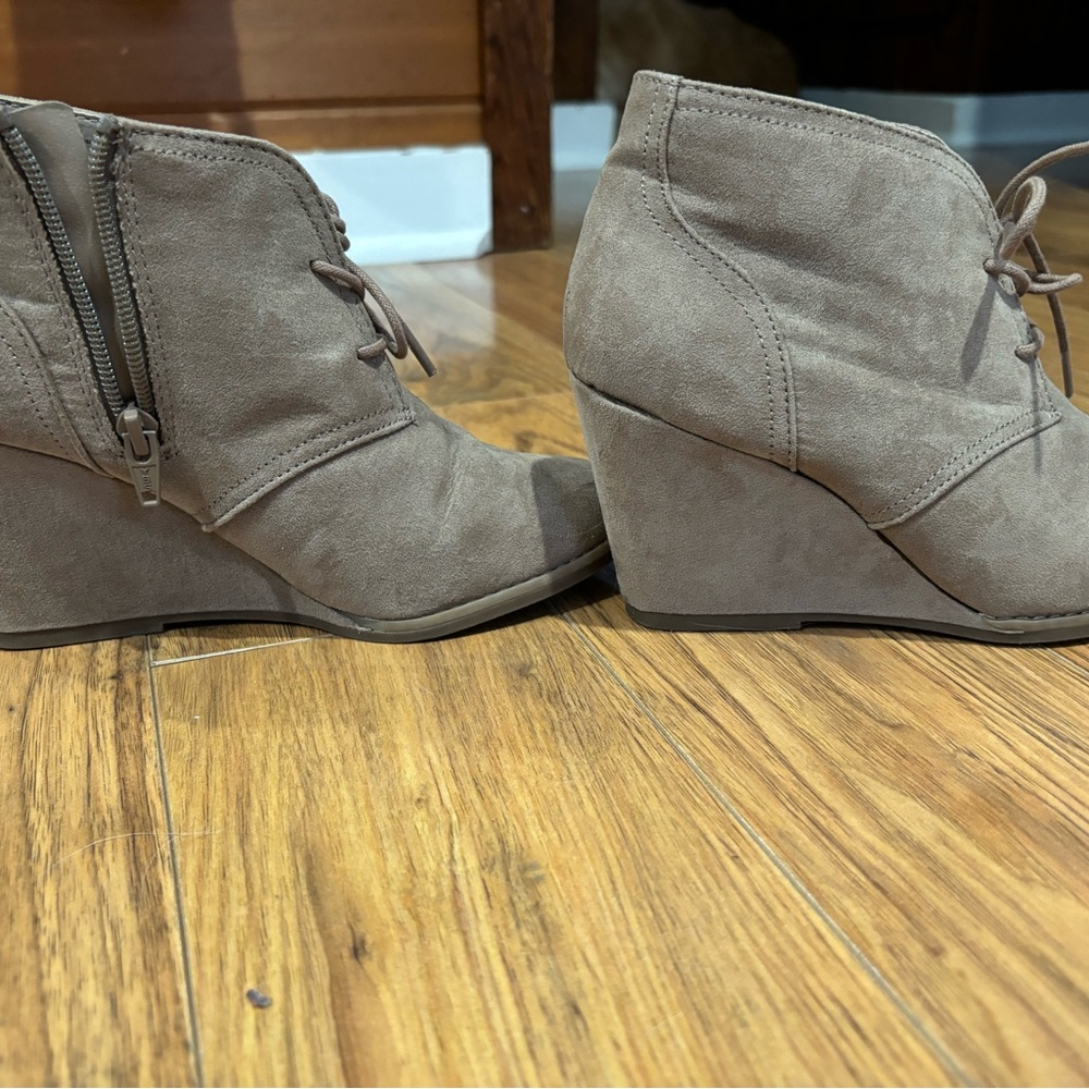 Trendy Gray Suede Lace-Up Boots - Picture 7 of 7